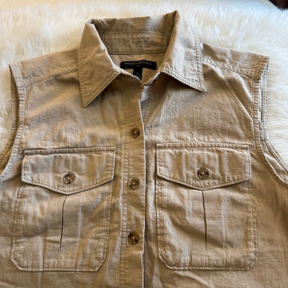 Banana Republic Sleeveless Tan Double Pocket Shirt - Picture 2 of 5